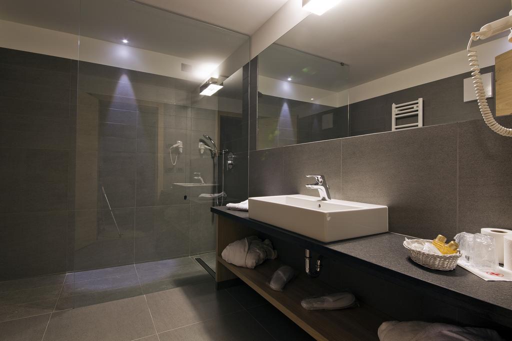 Design & Suite Hotel Ciarnadoi Vigo di Fassa Szoba fotó